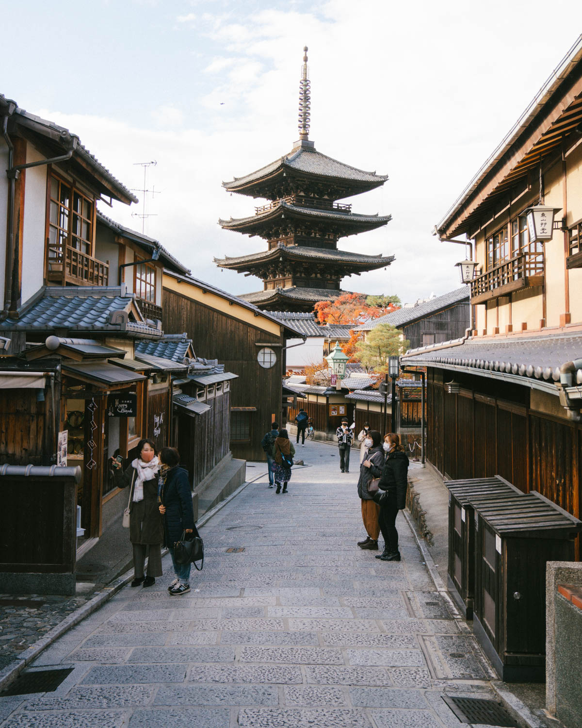 street sceen of higashiyama with yasaka pagoda 